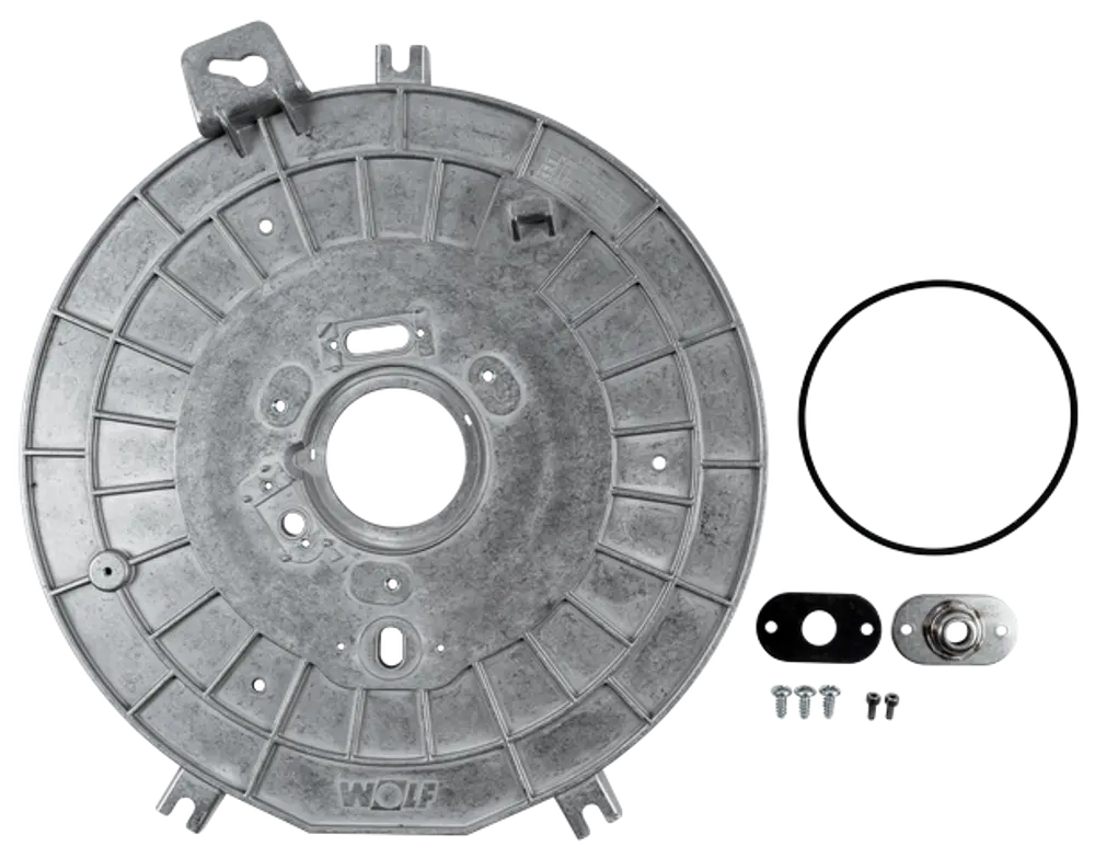 Brennkammerdeckel aus Metall mit mehreren Befestigungslöchern und der Marke Wolf, umgeben von weiteren Metallteilen und einer Dichtung.